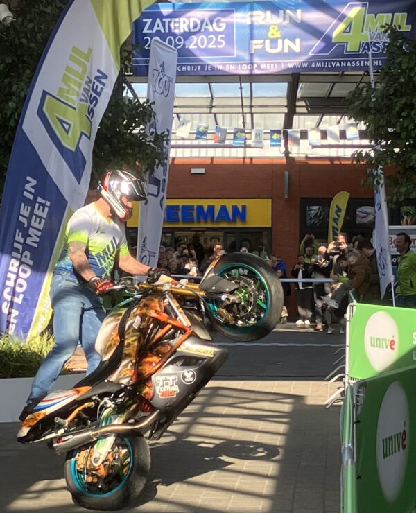 Stuntmotor bij opening inschrijving 4 Mijl van Assen 2025