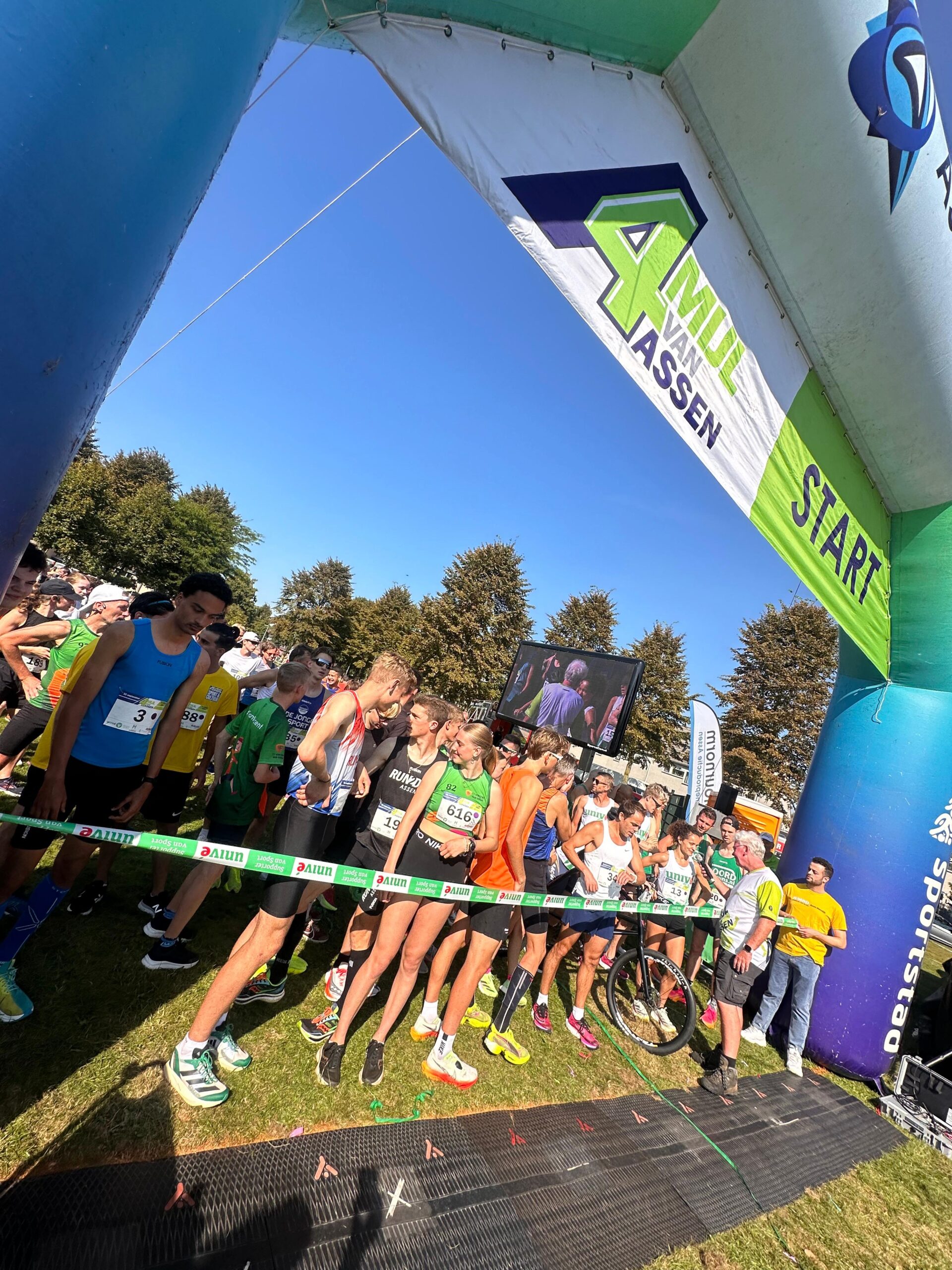 VO-scholieren-Startlijn tbv CollegeRun Start VO-leerlingen tbv CollegeRun