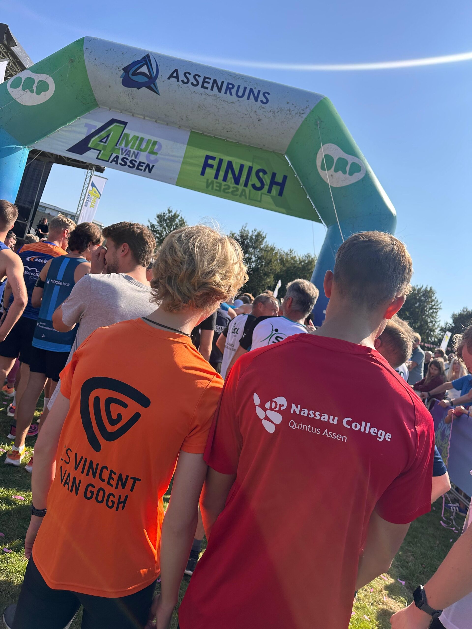 VO-scholieren op de rug gezien tbv CollegeRun Parcours van de 4 Mijl van Assen